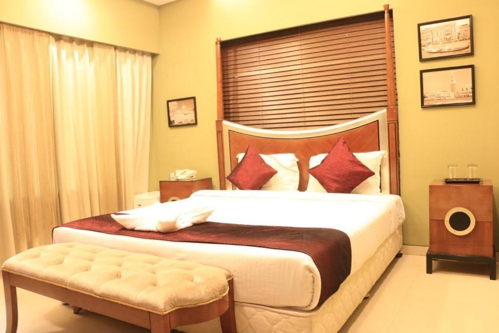 Jalsa Hotel & Banquets,Indore Bagian luar foto