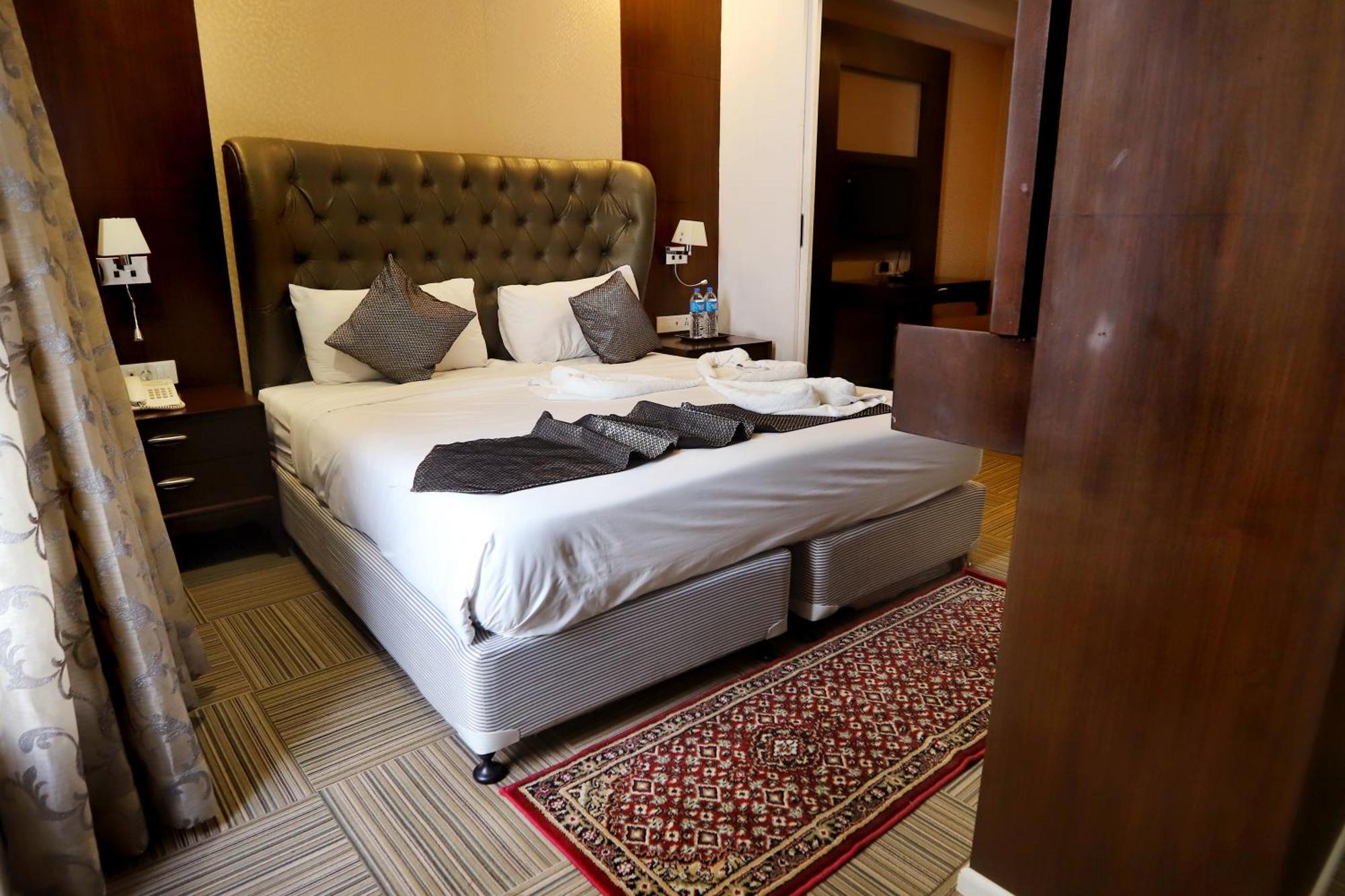 Jalsa Hotel & Banquets,Indore Bagian luar foto