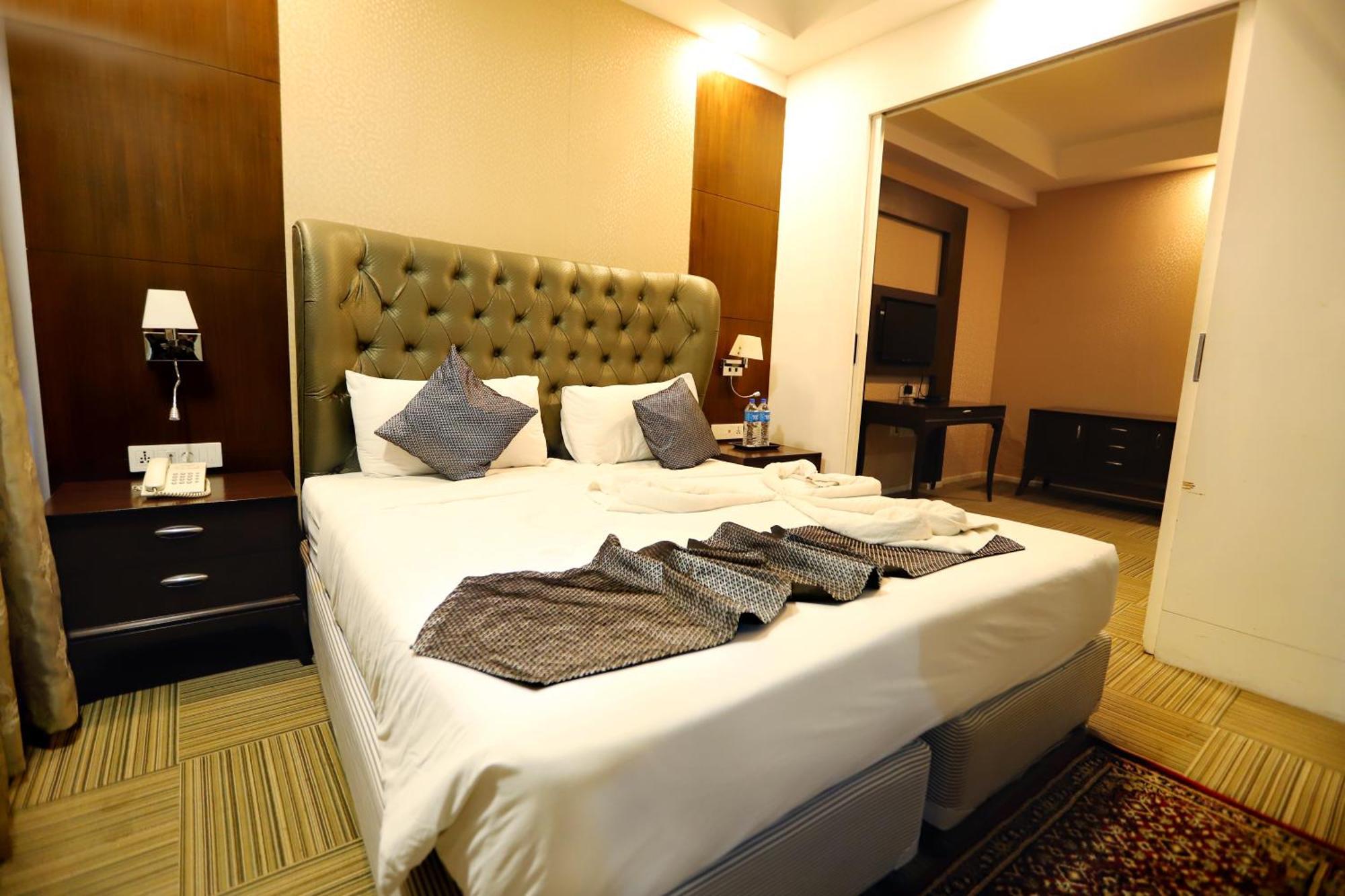 Jalsa Hotel & Banquets,Indore Bagian luar foto